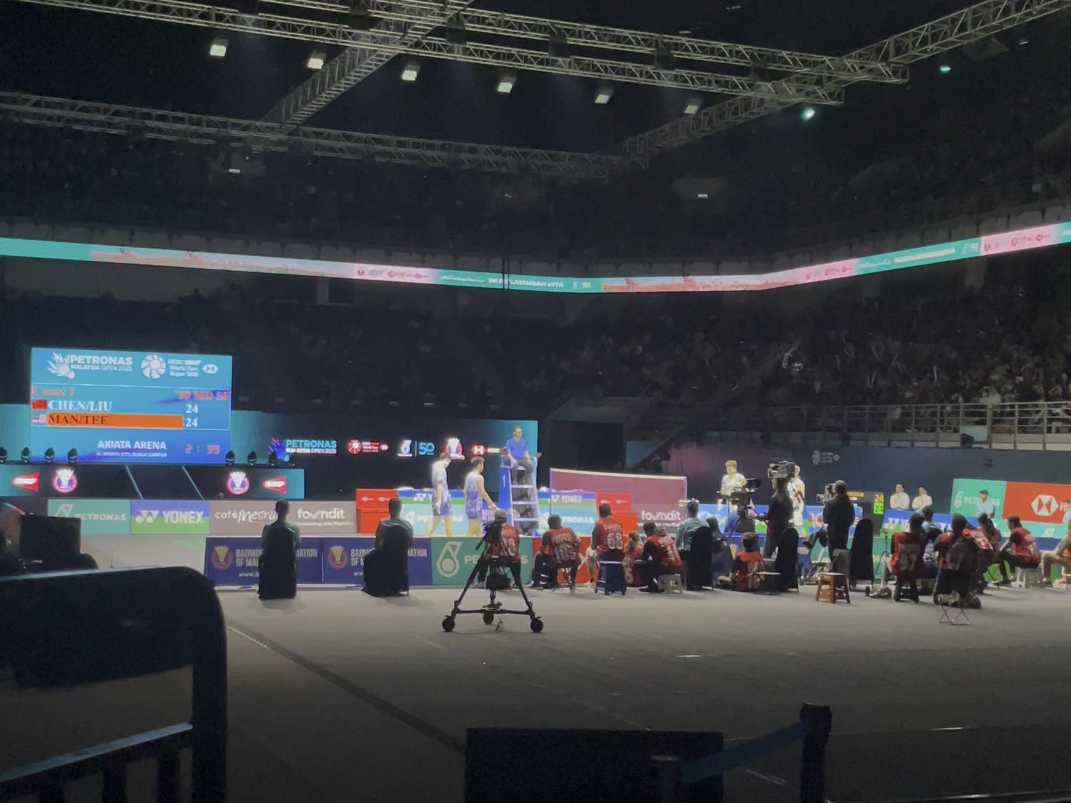 马赛球迷与球员互动赛前气氛火爆