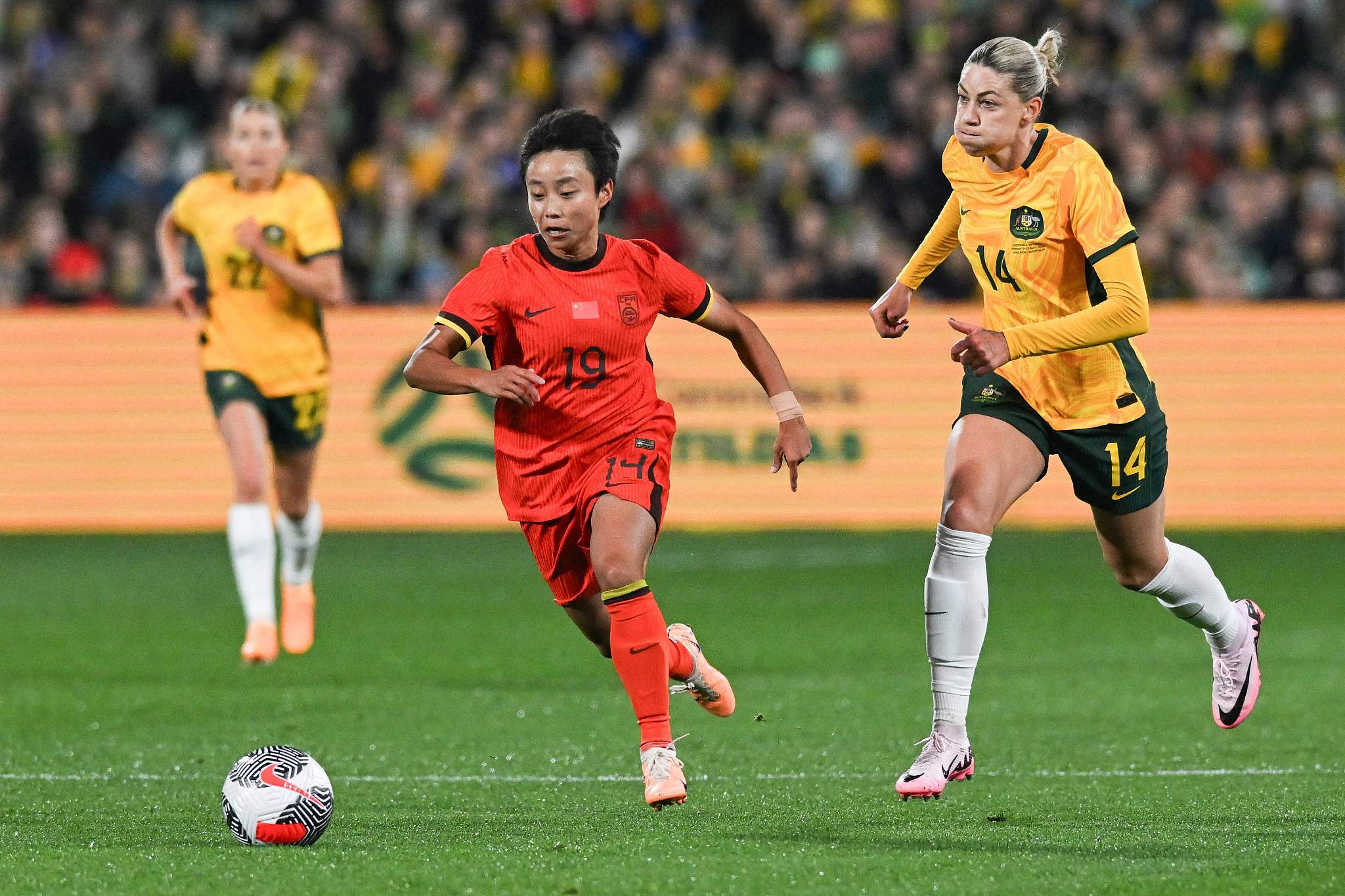 美女足球队再战赛场，蓄势待发的简单介绍