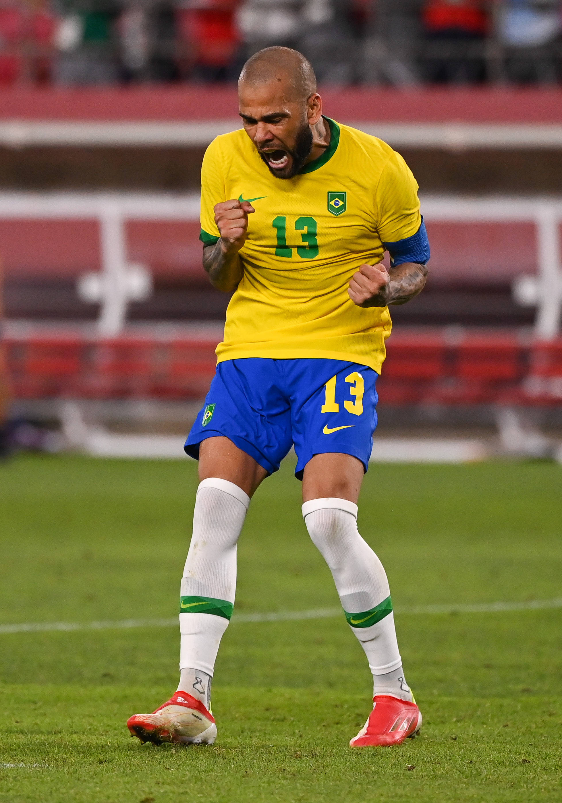 包含巴西足球队大胜晋级，全力备战半决赛的词条