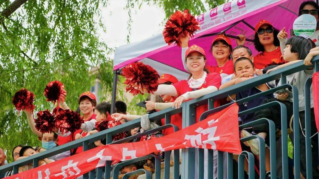 包含比赛观众喧闹，助威声震耳欲聋的词条