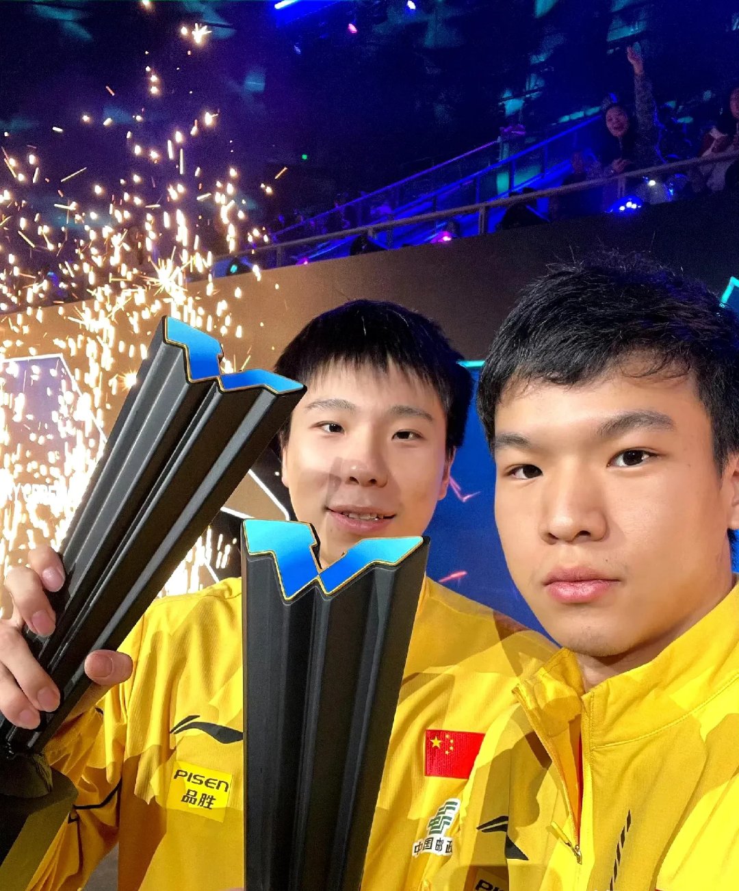 韩国选手在击剑比赛中夺得银牌