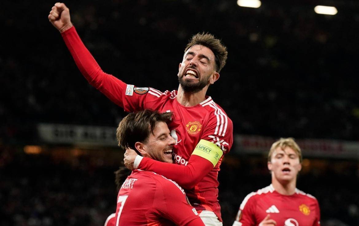 曼联前锋梅开二度，助球队逆转比分取胜