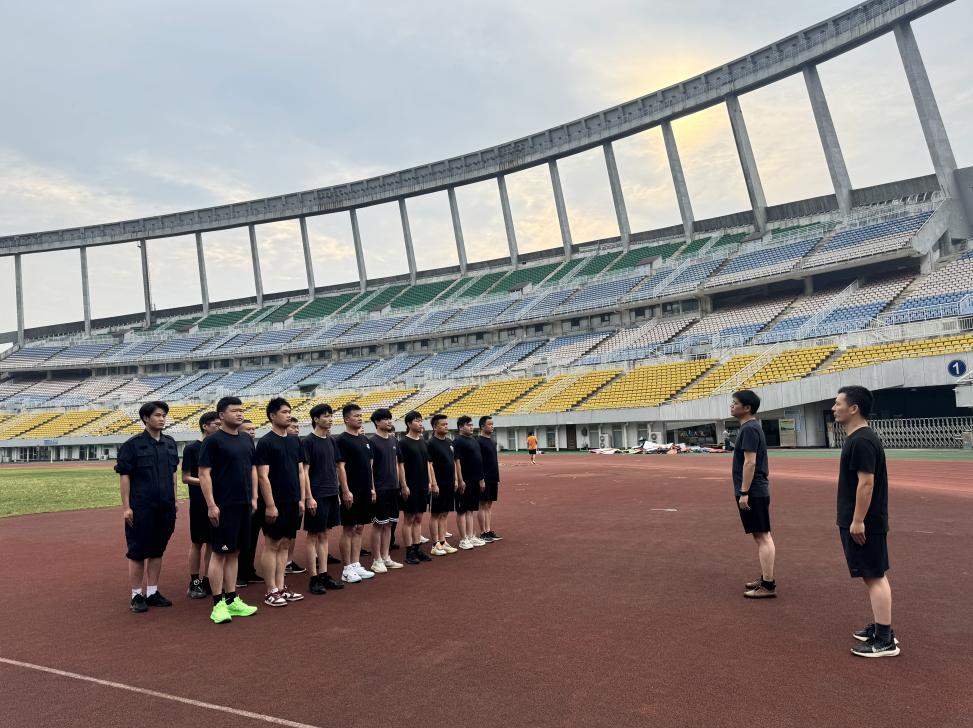 关于比赛前热身训练，球员们筑牢体魄的信息