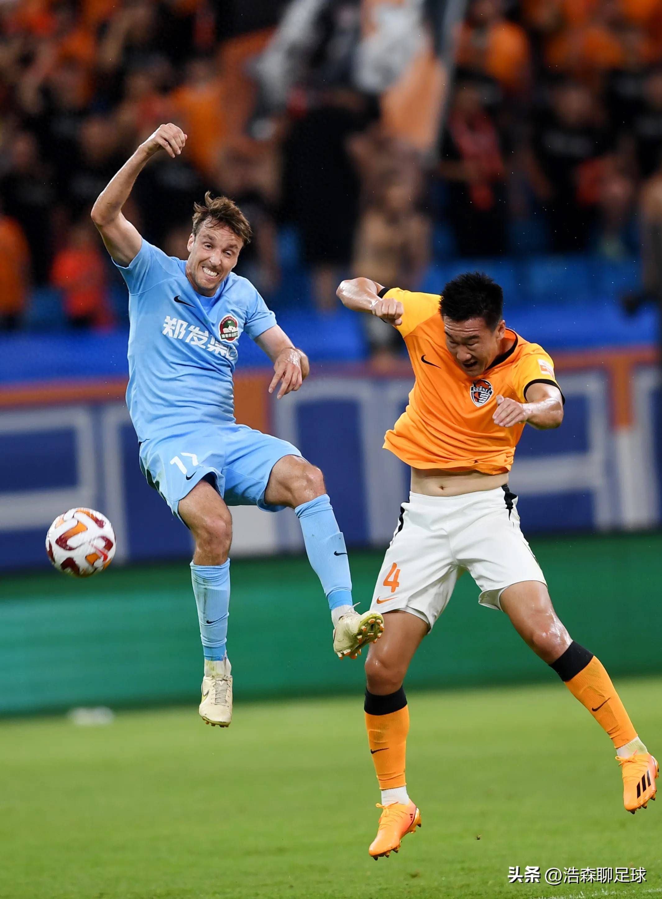 球队主帅现身赛场，全程激情助威