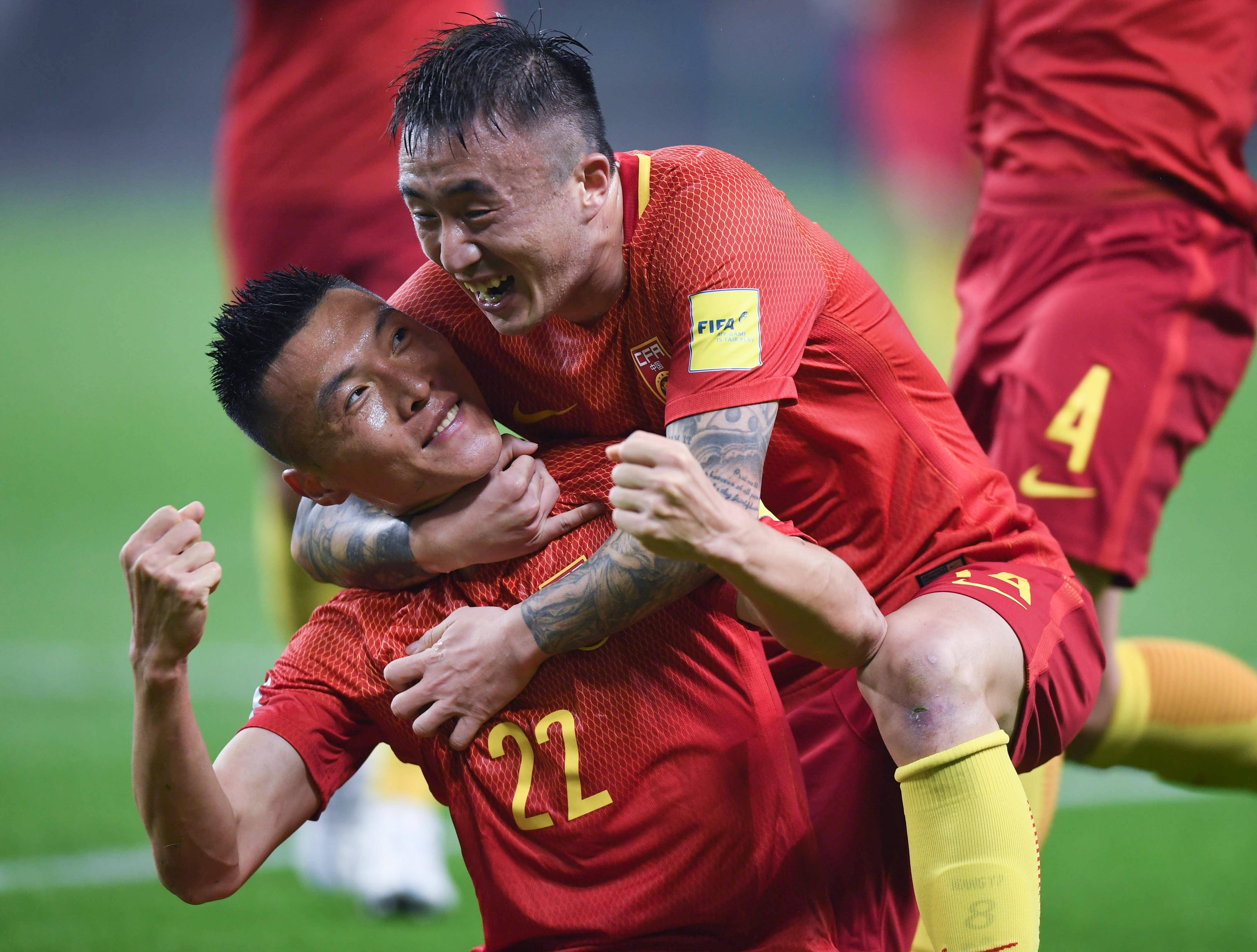 国内足球赛事紧张激烈，各队角逐争胜的简单介绍