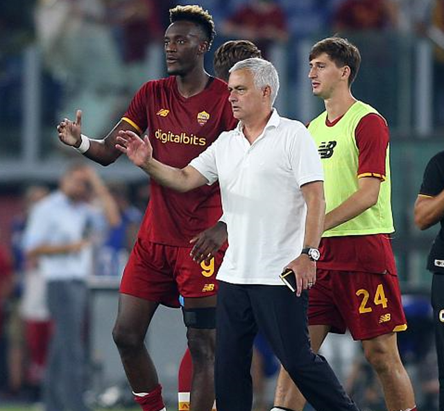 包含罗马中场发挥出色，帮助球队击败强敌的词条