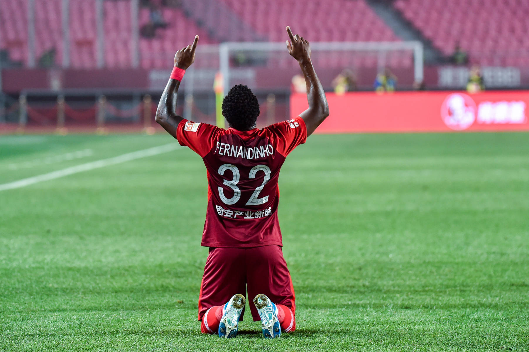 哈德斯菲尔德主场破门得手，实现胜利