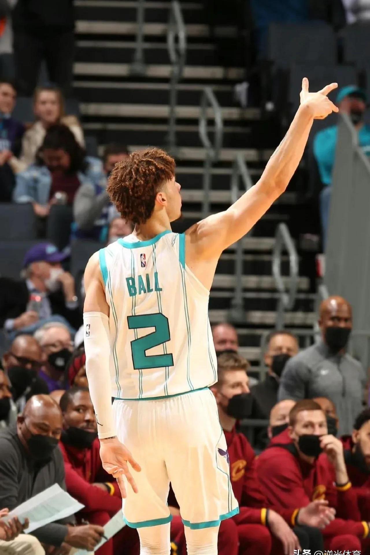 马刺大胜黄蜂，实力稳固