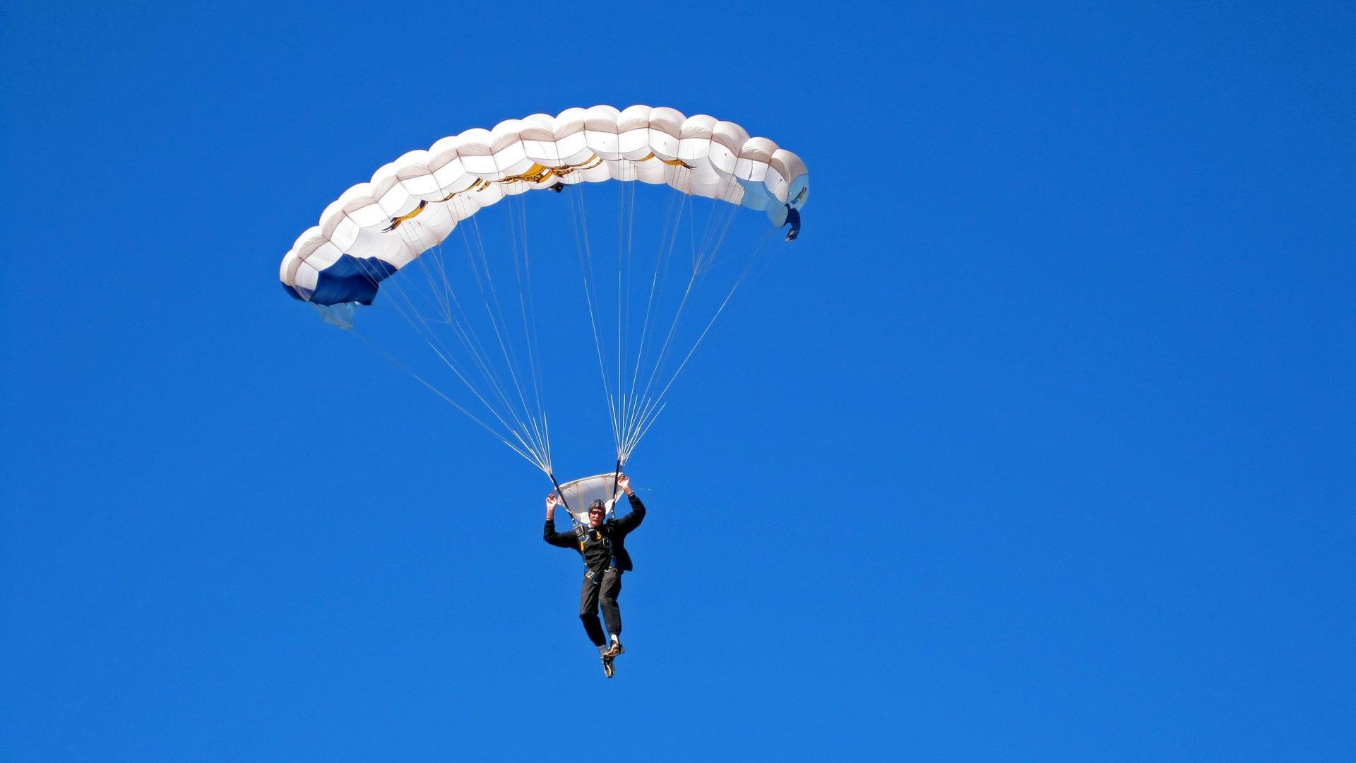 红色彗星吞噬威廉姆斯，银河新星照耀全场，F1新格局的震撼一夜